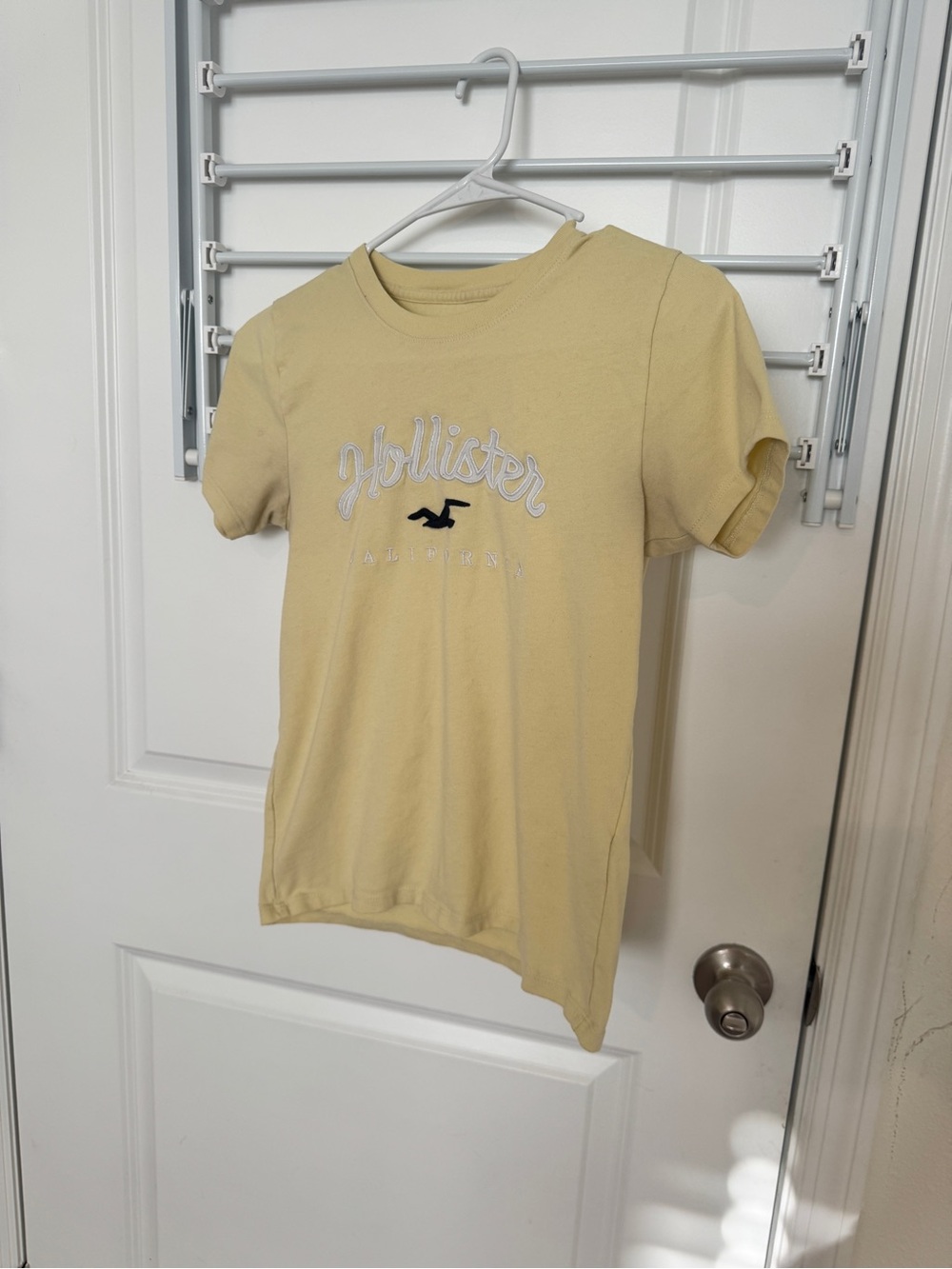 Hollister y2k Short Sleeve Tee in Pale Yellow